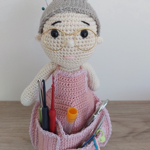 Nagyi horgolt tároló, tűpárna, Játék & Sport, Plüssállat & Játékfigura, Ember, Horgolás, Varrás, MESKA