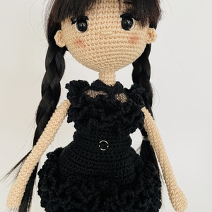 Horgolt Wednesday baba - játék & sport - plüssállat & játékfigura - ember - Meska.hu