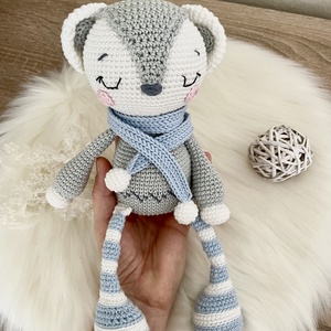 Horgolt jegesmaci, Játék & Sport, Plüssállat & Játékfigura, Maci, Horgolás, A mackó ülve ~ 15 cm magas, teljes hossza ~ 25 cm. A sálja levehető.

3 éves kor alatt nem ajánlom...., MESKA