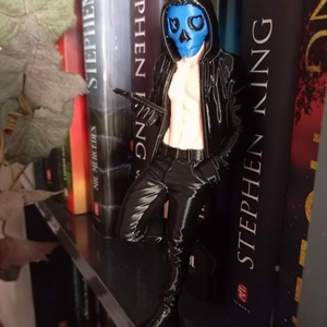 Lights out maszkos könyves polc dísz és dekor  - Meska.hu