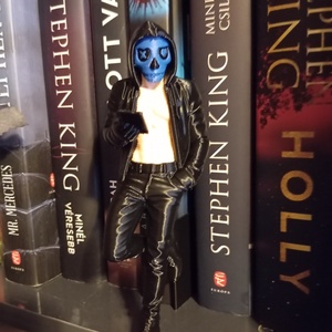 Lights out maszkos könyves polc dísz és dekor  - otthon & életmód - dekoráció - asztal és polc dekoráció - asztaldísz - Meska.hu