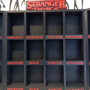 Kinder Joy Stranger Things polc - otthon & életmód - dekoráció - asztal és polc dekoráció - asztaldísz - Meska.hu