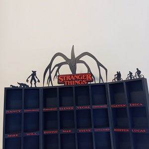 Kinder Joy Stranger Things polc - otthon & életmód - dekoráció - asztal és polc dekoráció - asztaldísz - Meska.hu