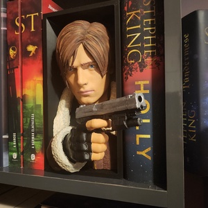 Leon Kennedy könyvtámasz Resident evil  - Meska.hu