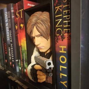 Leon Kennedy könyvtámasz Resident evil  - otthon & életmód - dekoráció - asztal és polc dekoráció - asztaldísz - Meska.hu