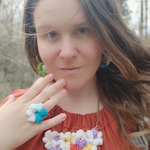 Horgolt virágos szett (nyaklánc+fülbevaló+gyűrű) - tarka - ékszer - ékszerszett - Meska.hu