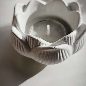 Virág mécsestartó, gyertyatartó betonból  - otthon & életmód - gyertya, illat, aroma - gyertyatartó - Meska.hu