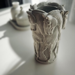 Lovas váza fehér és szürke cementből, Otthon & Lakás, Dekoráció, Virágdísz és tartó, Váza, , MESKA