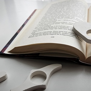 Hüvelykujj könyv oldaltartó  - könyv & zene - könyvjelző - Meska.hu Hüvelykujj könyv oldaltartó  - könyv & zene - könyvjelző - Meska.hu