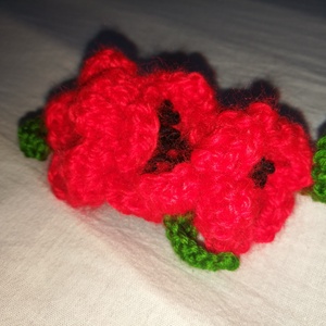 Francia hajcsat, három horgolt piros virággal díszítve  - ruha & divat - hajdísz & hajcsat - hajráf & hajpánt - Meska.hu