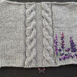 Kézi kötésű könyvborító csavart mintával és lila hímzett virágokkal díszítve eladó - táska & tok - pénztárca & más tok - zsebkendőtartó tok - Meska.hu