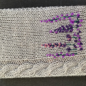 Kézi kötésű könyvborító csavart mintával és lila hímzett virágokkal díszítve eladó - táska & tok - pénztárca & más tok - zsebkendőtartó tok - Meska.hu