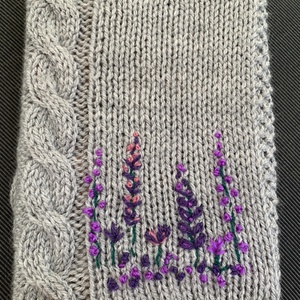 Kézi kötésű könyvborító csavart mintával és lila hímzett virágokkal díszítve eladó - táska & tok - pénztárca & más tok - zsebkendőtartó tok - Meska.hu