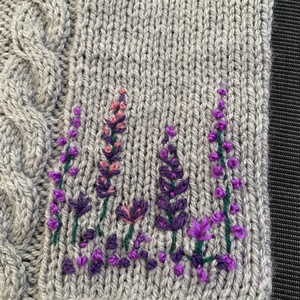 Kézi kötésű könyvborító csavart mintával és lila hímzett virágokkal díszítve eladó, Táska & Tok, Pénztárca & Más tok, Zsebkendőtartó tok, Hímzés, Kötés, MESKA