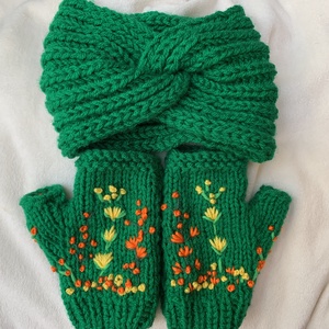 Kesztyű smaragd zöld kézi kötésű ujjatlan kesztyű hímzett virágokkal és hozzá illő fülmelegítővel eladó  - ruha & divat - sál, sapka, kendő - sál - Meska.hu