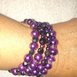 Különböző lila gyöngyökből készült memória drótra fűzött négy soros karkötő eladó - Meska.hu