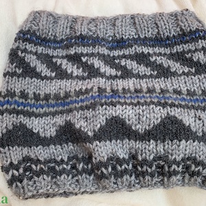 Szürke különböző árnyalataiból készítettem ezt a puha meleg körsálat - ruha & divat - sál, sapka, kendő - sál - Meska.hu