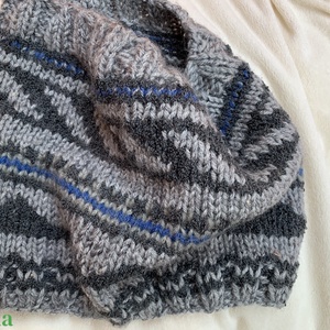 Szürke különböző árnyalataiból készítettem ezt a puha meleg körsálat - ruha & divat - sál, sapka, kendő - sál - Meska.hu