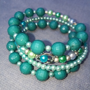 Türkíz és sötétkék színű memória drótra fűzött négy soros gyöngyös női karkötő eladó  - Meska.hu