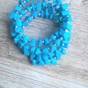 Türkiz apró kövekből és ezüst szinű gyöngyökből készült memória drótra fűzött három soros karkötő eladó Csak egyszerűen , Ékszer, Karkötő, Memóriadrótos karkötő, Gyöngyfűzés, gyöngyhímzés, MESKA