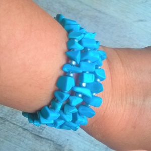 Türkiz apró kövekből és ezüst szinű gyöngyökből készült memória drótra fűzött három soros karkötő eladó Csak egyszerűen  - ékszer - karkötő - memóriadrótos karkötő - Meska.hu