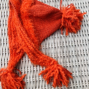 Sapka, Kézi kötésű női narancssárga nagyon puha bojtos sapka eladó - ruha & divat - sál, sapka, kendő - sapka - Meska.hu