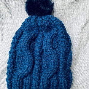 Sapka.  Kézi kötésű acél kék pompom -os slouchy fazonú csavart mintás sapka eladó, Ruha & Divat, Sál, Sapka, Kendő, Sapka, Kötés, MESKA