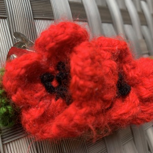 Francia hajcsat, három horgolt piros virággal díszítve  - ruha & divat - hajdísz & hajcsat - hajráf & hajpánt - Meska.hu