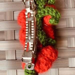 Francia hajcsat, három horgolt piros virággal díszítve  - ruha & divat - hajdísz & hajcsat - hajráf & hajpánt - Meska.hu