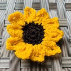 Kitűző. Sárga napraforgó virágos horgolt kitűző eladó - ékszer - kitűző és bross - Meska.hu