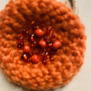 Hajgumi Koral piros horgolt gyöngyökkel kivart hajgumi eladó - ruha & divat - hajdísz & hajcsat - hajgumi - Meska.hu