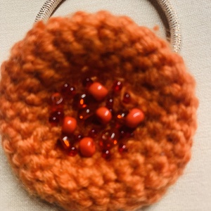 Hajgumi Koral piros horgolt gyöngyökkel kivart hajgumi eladó - ruha & divat - hajdísz & hajcsat - hajgumi - Meska.hu