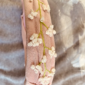 Hajpánt. Kislány hajráf puha púder rózsaszín anyagból fehér hímzett virágokkal - ruha & divat - hajdísz & hajcsat - hajráf & hajpánt - Meska.hu