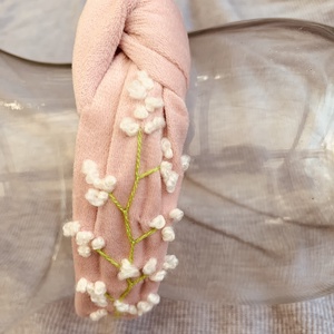 Hajpánt. Kislány hajráf puha púder rózsaszín anyagból fehér hímzett virágokkal - ruha & divat - hajdísz & hajcsat - hajráf & hajpánt - Meska.hu