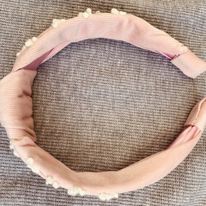 Hajpánt. Kislány hajráf puha púder rózsaszín anyagból fehér hímzett virágokkal - ruha & divat - hajdísz & hajcsat - hajráf & hajpánt - Meska.hu