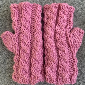 Kesztyű Barbi rózsaszín fonalból készült , kézi kötésű ujjatlan  csavart mintájú kesztyű eladó. - Meska.hu