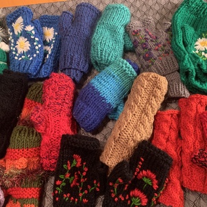 Kesztyű, Kézi kötésű fekete  ujjatlan  kesztyű hímzett sárga és piros virágokkal eladó  - ruha & divat - sál, sapka, kendő - kesztyű - Meska.hu