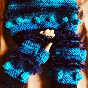 Kesztyű + sál szett kézi kötésű ujjatlan kék  árnyalatait megjelenítő kesztyű és sál eladó - ruha & divat - sál, sapka, kendő - kesztyű - Meska.hu
