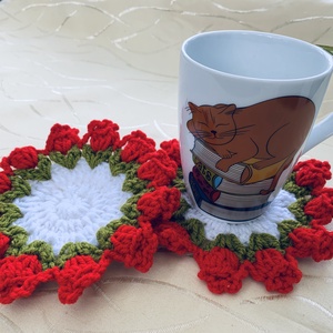 Pohár alátét  fehér, zöld színű piros virágokkal - otthon & életmód - konyhafelszerelés, tálalás - tálalás - tányér- és poháralátét - Meska.hu