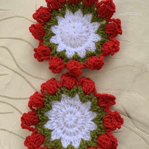 Pohár alátét  fehér, zöld színű piros virágokkal - otthon & életmód - konyhafelszerelés, tálalás - tálalás - tányér- és poháralátét - Meska.hu