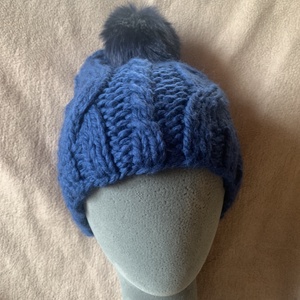 Sapka.  Kézi kötésű acél kék pompom -os slouchy fazonú csavart mintás sapka eladó - ruha & divat - sál, sapka, kendő - sapka - Meska.hu