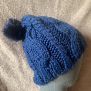 Sapka.  Kézi kötésű acél kék pompom -os slouchy fazonú csavart mintás sapka eladó - ruha & divat - sál, sapka, kendő - sapka - Meska.hu