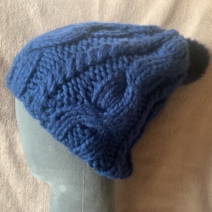 Sapka.  Kézi kötésű acél kék pompom -os slouchy fazonú csavart mintás sapka eladó - ruha & divat - sál, sapka, kendő - sapka - Meska.hu