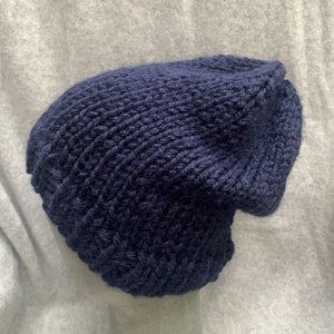 Sapka, Sötét kék  gyapjú fonalból készült női sapka eladó. 54-58 cm-es fejméretre - ruha & divat - sál, sapka, kendő - sapka - Meska.hu