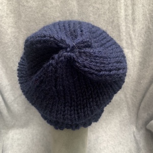 Sapka, Sötét kék  gyapjú fonalból készült női sapka eladó. 54-58 cm-es fejméretre - ruha & divat - sál, sapka, kendő - sapka - Meska.hu