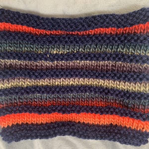 Sál Sötét kék csíkos sál csíkok között  festett színes gyapjú fonallal kötöttem tettem egyedivé - ruha & divat - sál, sapka, kendő - sál - Meska.hu