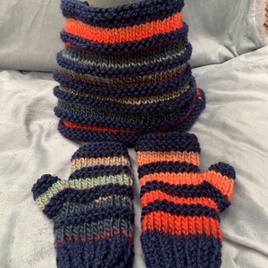 Sál Sötét kék csíkos sál csíkok között  festett színes gyapjú fonallal kötöttem tettem egyedivé - ruha & divat - sál, sapka, kendő - sál - Meska.hu