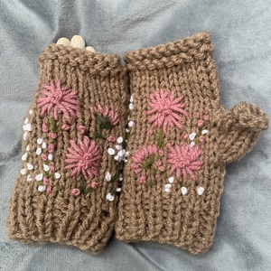 Kesztyű Világos mogyoró színű  fonalból készült, kézi kötésű ujjatlan kesztyű hímzett  virágokkal eladó. - ruha & divat - sál, sapka, kendő - kesztyű - Meska.hu