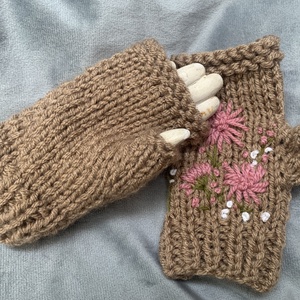 Kesztyű Világos mogyoró színű  fonalból készült, kézi kötésű ujjatlan kesztyű hímzett  virágokkal eladó. - ruha & divat - sál, sapka, kendő - kesztyű - Meska.hu
