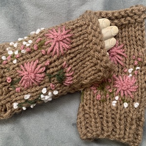 Kesztyű Világos mogyoró színű  fonalból készült, kézi kötésű ujjatlan kesztyű hímzett  virágokkal eladó. - ruha & divat - sál, sapka, kendő - kesztyű - Meska.hu